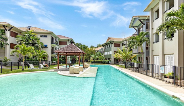 Tropical Oasis- Modern 3 bedroom apartment