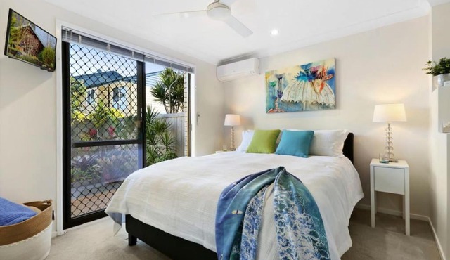 Tropical Suite PRIVATE CENTRAL BUDDINA STYLE by Custom Bnb Hosting