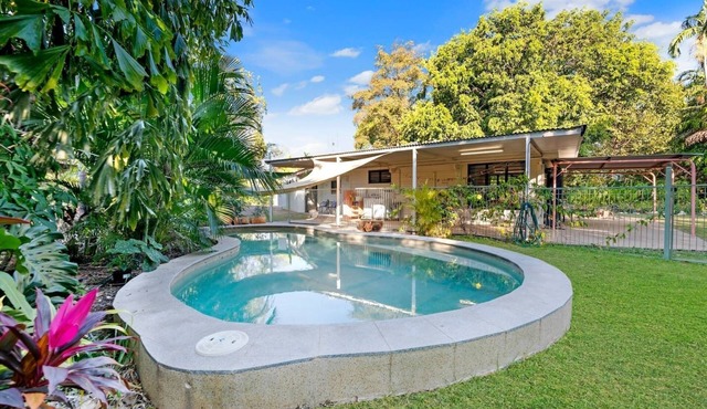 Tropical Tranquillity Spacious Poolside Cottage