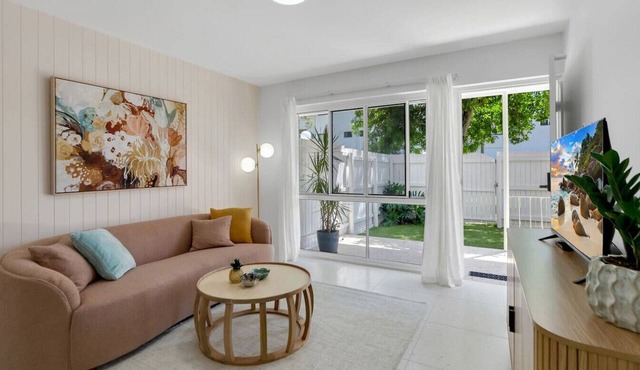 Tropicana Boutique Hotel - 1 | High-Speed WiFi, Private Courtyard & Cairns Esplanade at Your Door