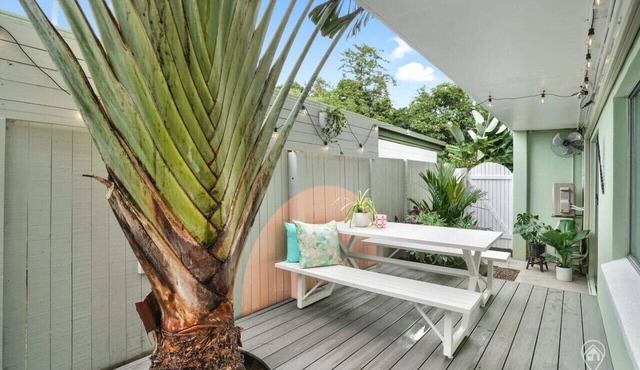 Tropicana Pineapple - Chic Retreat with Private Courtyard