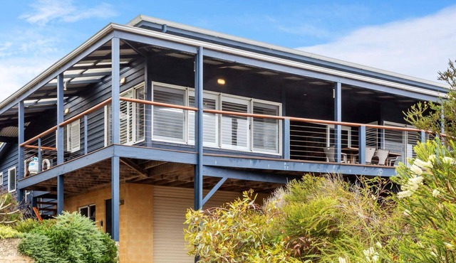 Tru Blu Beach House - *Beach house, two storey, fully equipped kitchen*