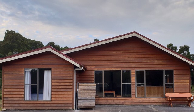 Tullah HideAway - Lakeside & Mountain Views