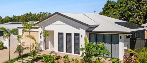 Twin Palms 2 bedroom in Palm Cove, large spa, modern, new built