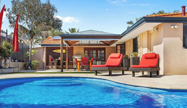Twin Palms: 4BRM Coastal Retreat with Pool & BBQ.