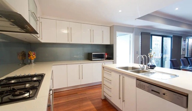 Two story Scarborough home (2 min to beach)