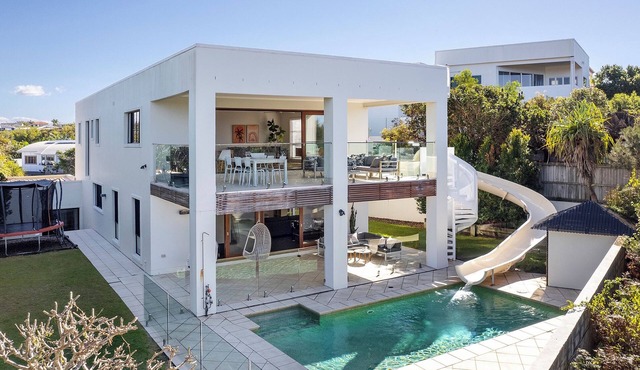ULTIMATE NOOSA Six Bedroom Luxury with WATERSLIDE!