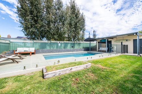 Under the Grapevines with Pool & BBQ