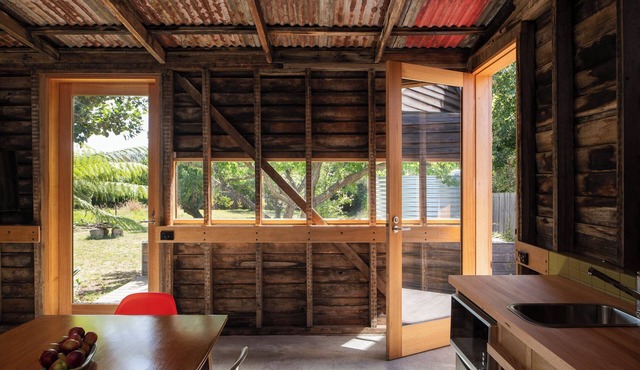 Unique private accessible guestsuite architect designed urban cabin, Launceston. in Invermay