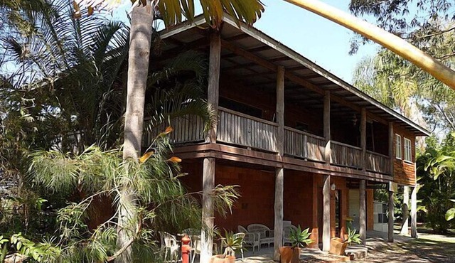 Unique Rustic Home amongst the tree and just a short walk to Snapper Creek