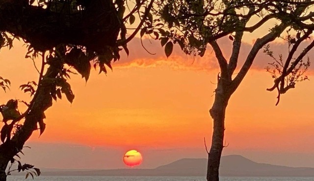 UNIT 4. SUNSET BEACH BUNGALOWS, CAPE GLOUCESTER. ABSOLUTE BEACHFRONT