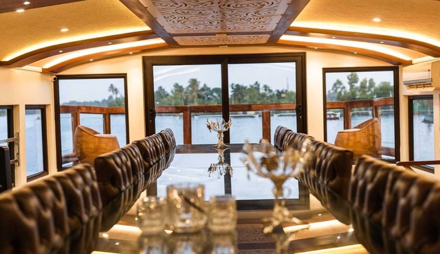 Upper Deck Houseboat