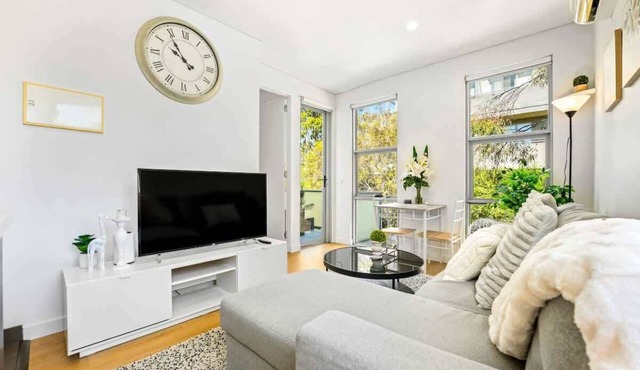 Upscale 1BR Apt near Monash with Parking Included