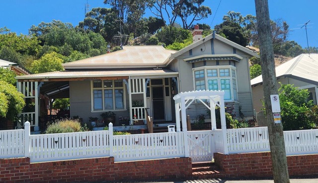 Upstairs loft in heart of Bunbury's CBD