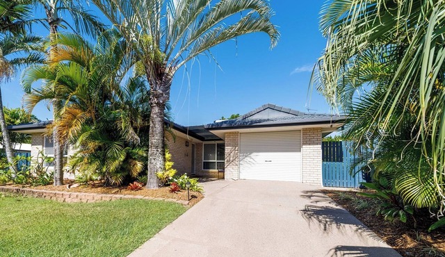 Urangan Holiday Home with Pool | Sleeps 8