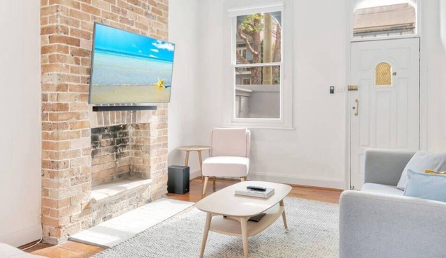 Urban Charm in Surry Hills|2BR, Courtyard, Balcony