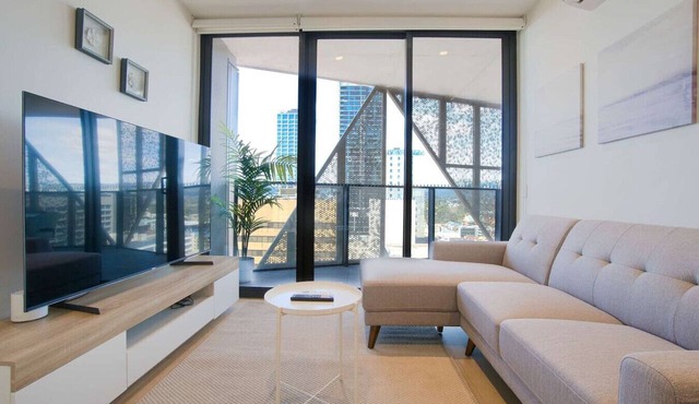 Urban Elegance - 2BR Apt with Beautiful City Views