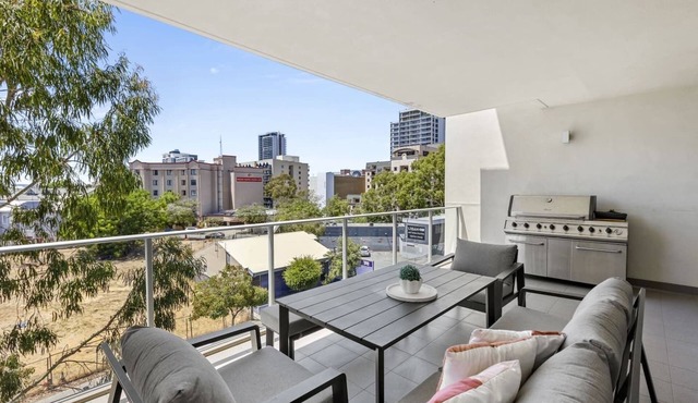 Urban Elegance | Chic 3BR Family Retreat in Perth