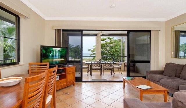 Very spacious 2 Bedroom Beachfront Apartment in Yorkeys Knob