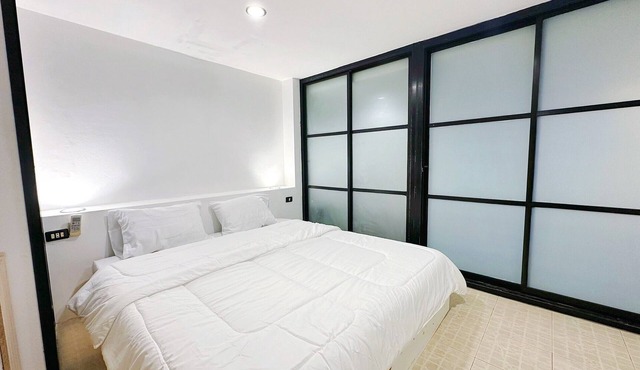 vhouse - Near Walking Street. Cozy 3-bedrooms townhome Pattaya netflix free WiFi in Nong Prue sub-district