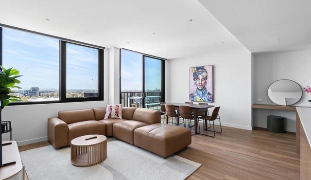 Vibrant 3BR Apt Free Parking City Views