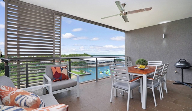 Vibrant Waterfront Lagoon Views: walk to Cafes+BBQ