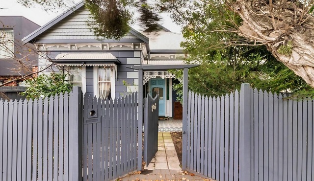 Victorian Ground FL Apartment, Pool, Sauna & BBall