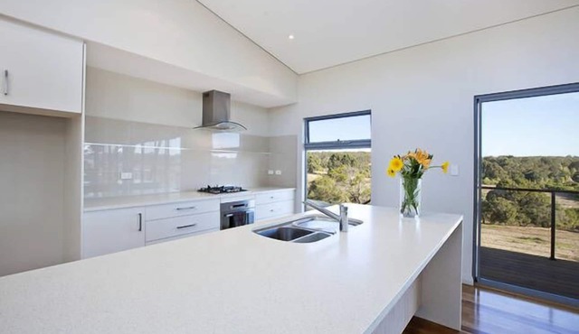 Views of Redwall Valley and close to beaches and wineries.