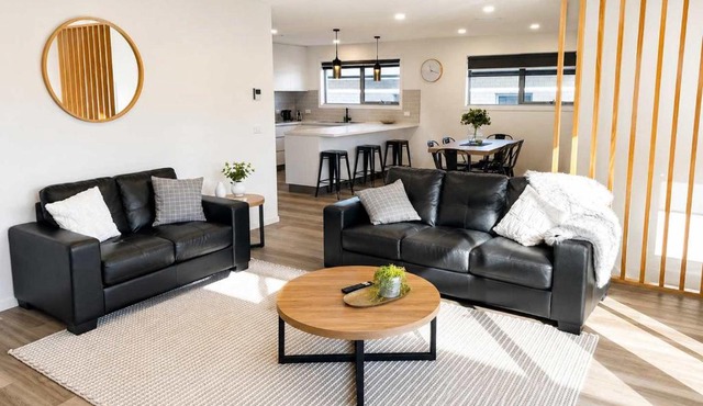 Villa 3 NEW 2Bed-Bath Close to Shops-10 minutes to Airport