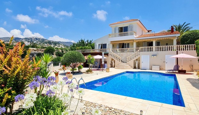 Villa Chrysos - Three Bedroom Villa, Sleeps 6 in Tala