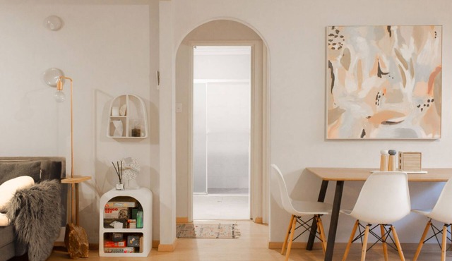 Villa Moldavia: Lovingly curated suburban green oasis by the City & beach