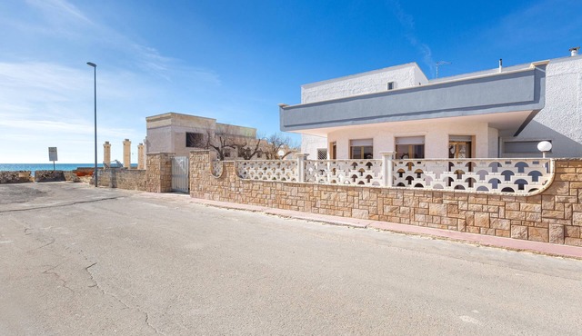 Villa Scirocco by BarbarHouse in Torre Lapillo