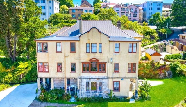 Violet's Maison - Parisian Inspired Art Deco 2 Bedroom Apartment in Heart of Katoomba