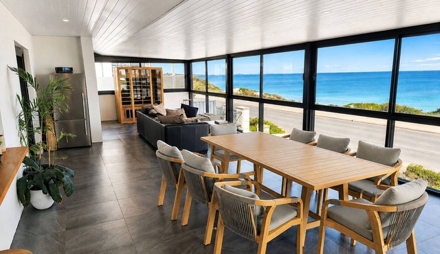 Waikiki Coastal Retreat | Walk to Beach | Pet Friendly