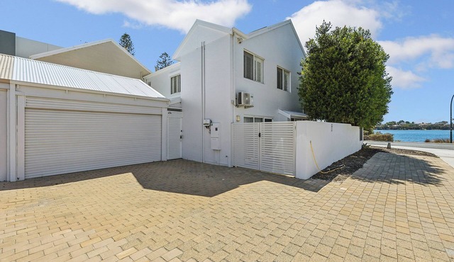 Wake Up on the River! Absolute Waterfront | Sleeps 6 | 3x2 + Garage