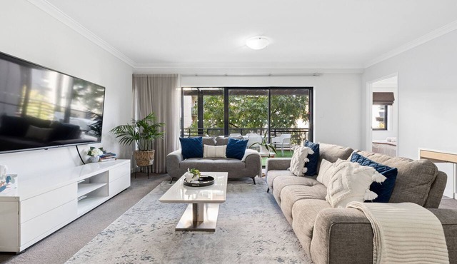 Walk to Elizabeth Quay | Pool & Parking