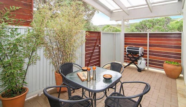 Walking distance to beach and Surfers Point.
