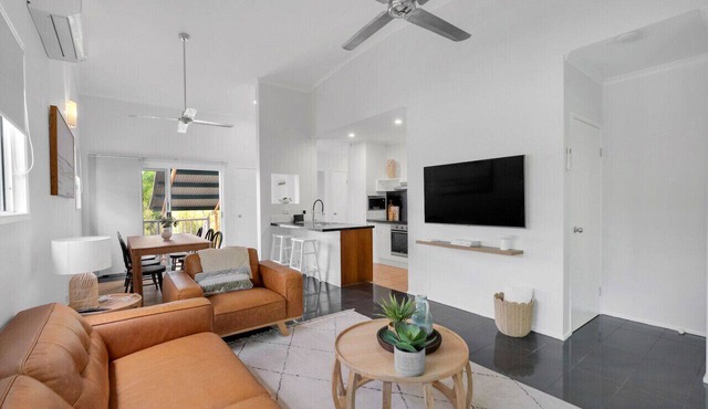 Wallaby Outlook- Tranquil Trinity Beach Retreat | Pool, Balcony & Nature Views in Trinity Beach