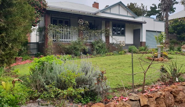 Walnut Cottage - 2 bedroom pet friendly country cottage