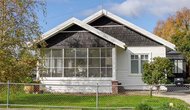 Wanderhaven- Restored 100 years old cottage with golf and river views