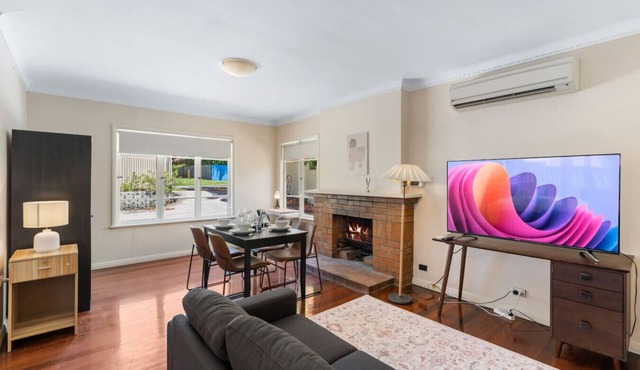 Warm & Cozy Retreat near shops and transport
