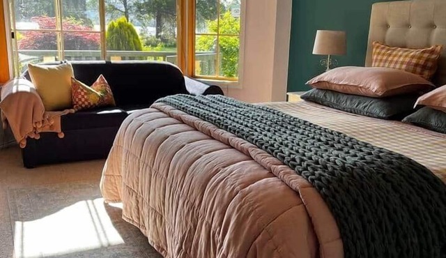 Water views + King bed + Spa bath + Breakfast