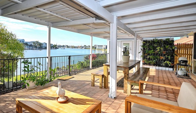 Waterfront 3 B/Room, 6 Guests - Light, Relaxed ZC7