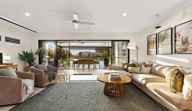 Waterfront Stay at Sunshine Villa