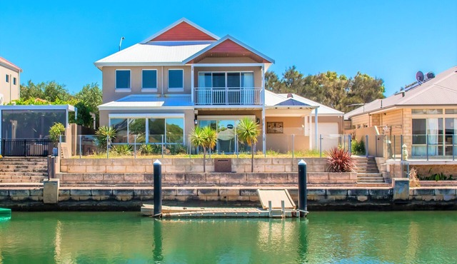 “WATERLILY HOUSE” - Luxury Mandurah Canal Holiday Home - Jetty, BBQ, Sleeps 14
