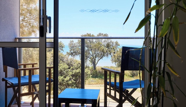 Water’s Edge: 4BR all-ensuite. Sweeping estuary views for families and groups.