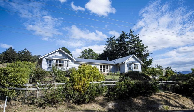Wattle Grove Homestead Queen Bed & Breakfast