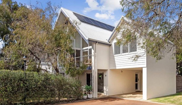 Wattle - Sought-After Beachfront Haven near Town Centre