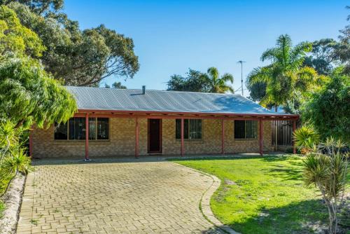 Waves And Moore - Beautifully presented home