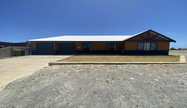 Welcome to South Bay Haven! Situated in beautiful South Bay Green Head. This home is ideal for a rel